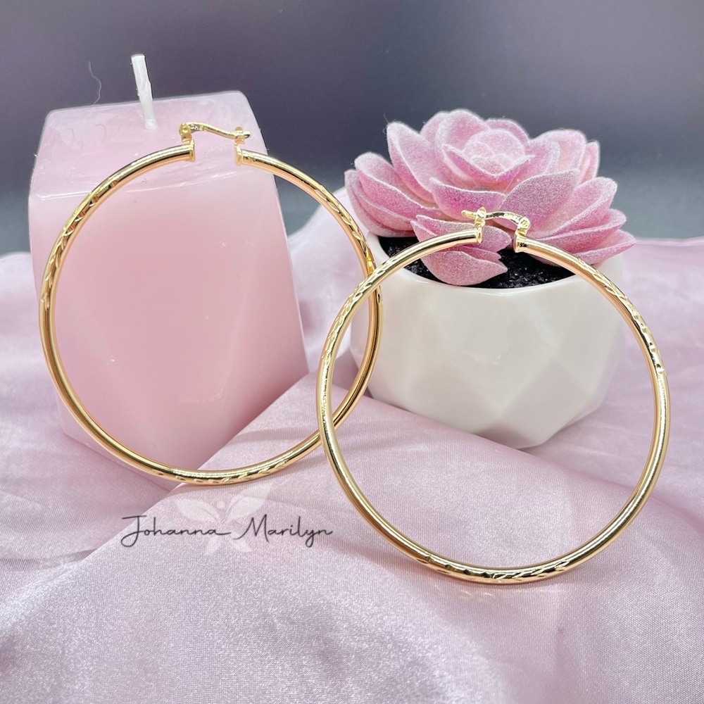 18k Gold Filled Diamond Cut Hoop
Earrings 2.5" ✨ available in 2.4” 2.25” & 1.85”